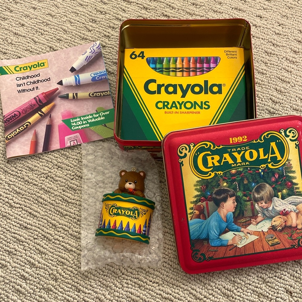 Crayola Vintage 1992 Collectible Holiday Tin 64 Crayons Exclusive Bear Ornament